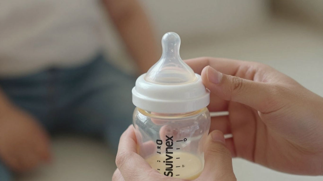 Botella Suavinex Zero Zero en manos de un padre.