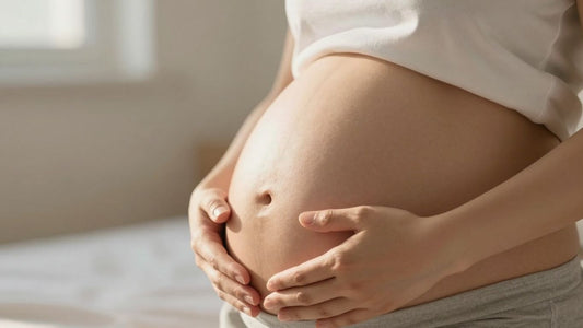 Mujer embarazada tocando su vientre con ternura.