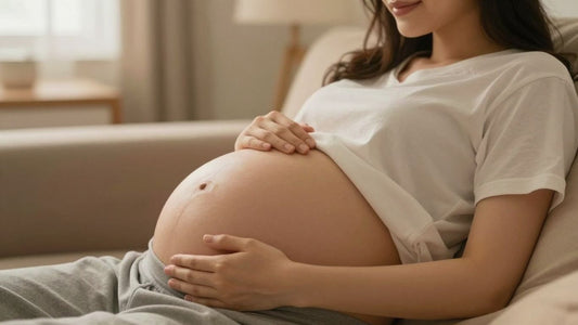 Mujer embarazada de 34 semanas acariciando su vientre.